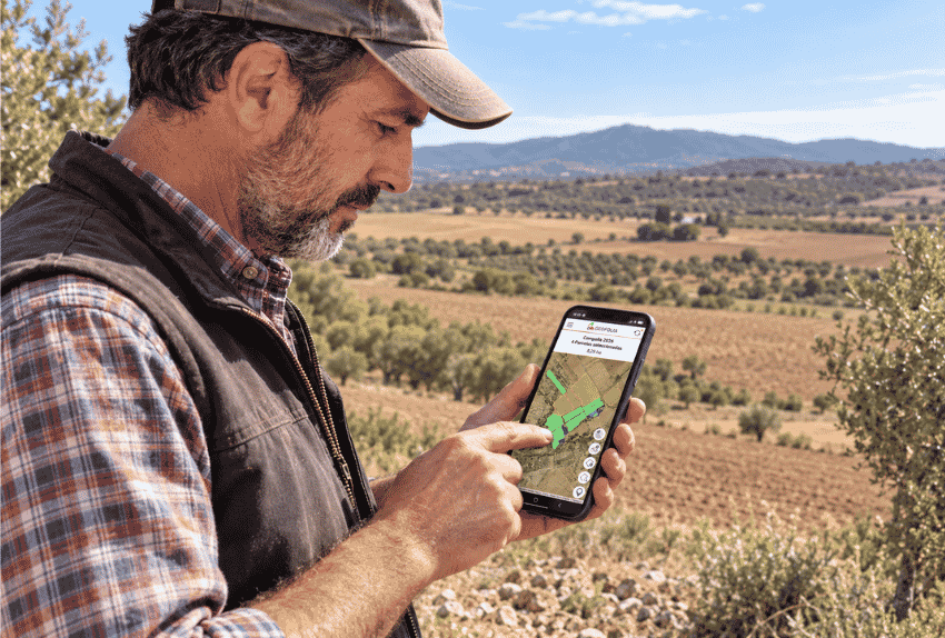 Agricultor registrando el cuaderno digital de explotación desde el móvil